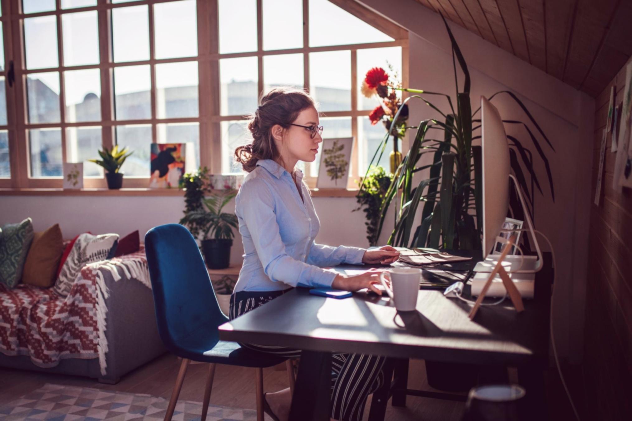 Moderne Entwicklungsumgebung mit mehreren Bildschirmen und aktiver Programmierarbeit
